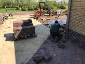 Aanleg voortuin met mooie materialen